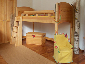 Halbhohes Bett aus Erle Biom&ouml;bel